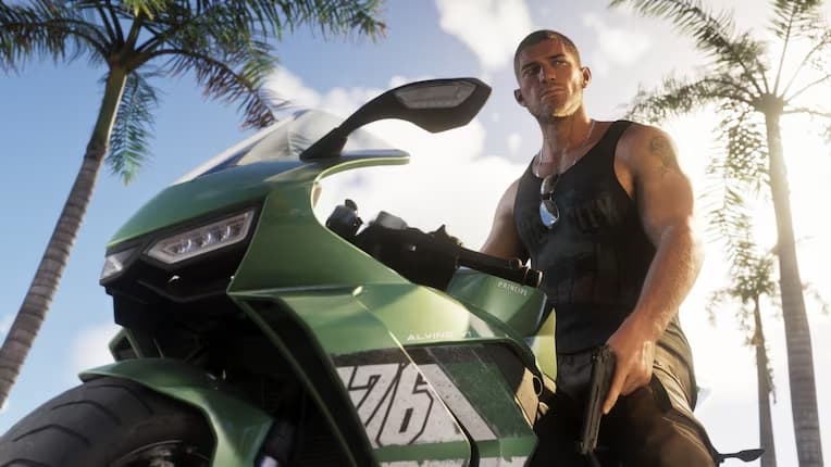 Jason su una moto sportiva tra le palme di Vice City in GTA VI